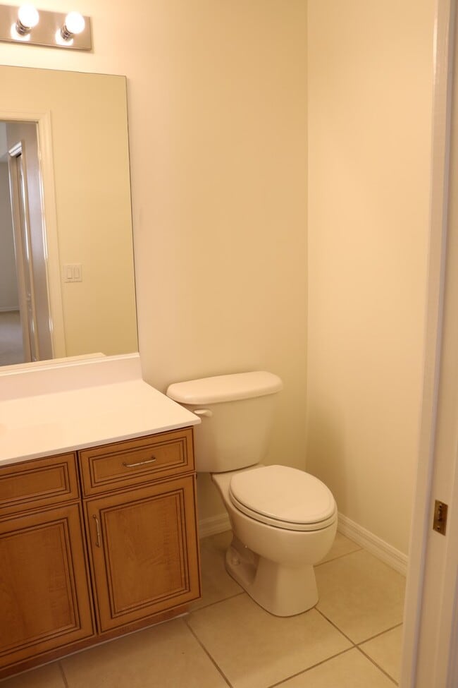 Building Photo - 2 bed/2 bath Condo in Popular Osprey Cove! Lake Views!!