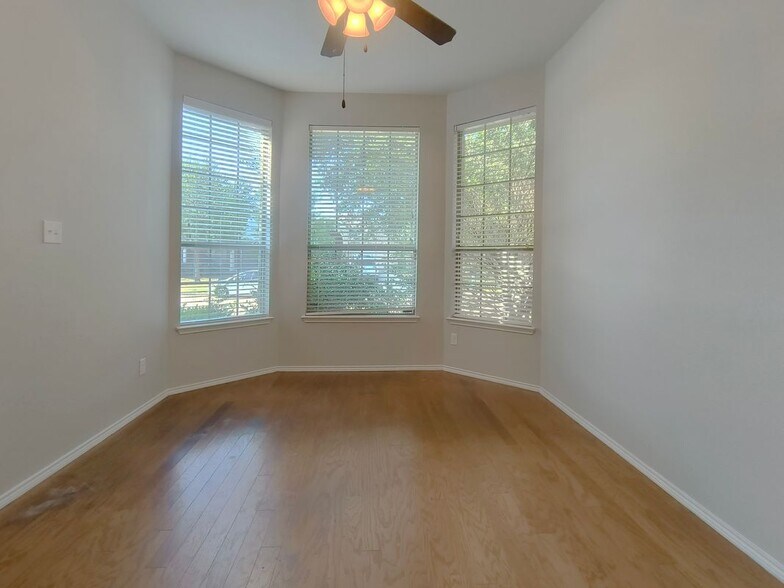 Building Photo - 824 Lake Grove Dr