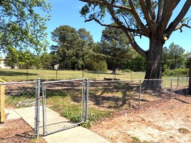 Building Photo - ~~ Cute 2-bedroom Brick Ranch located in Elon ~~