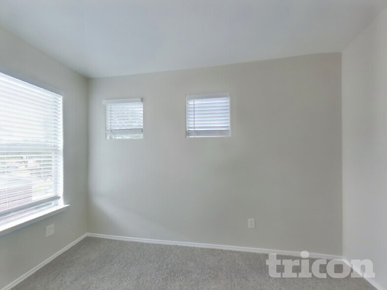 Building Photo - 8227 Radial Ct