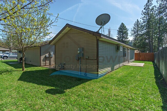 Building Photo - 2 Bedroom 1 Bath Home with Off-Street Parking Available in Coeur d'Alene!
