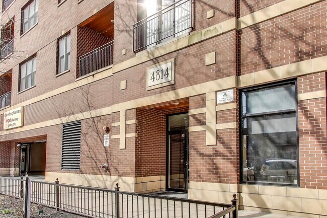 Building Photo - 4814 N Damen Ave