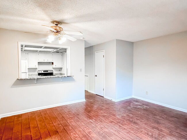 Building Photo - 2/1.5 Oakwood Townhome