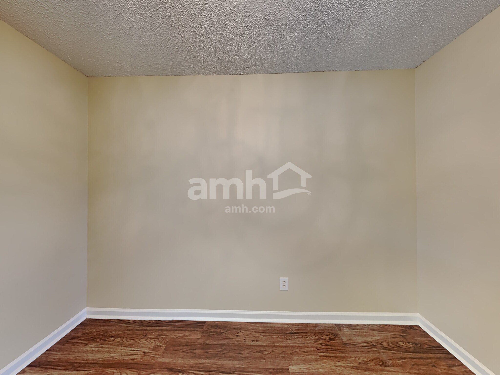Building Photo - 1400 Pendulum Dr N