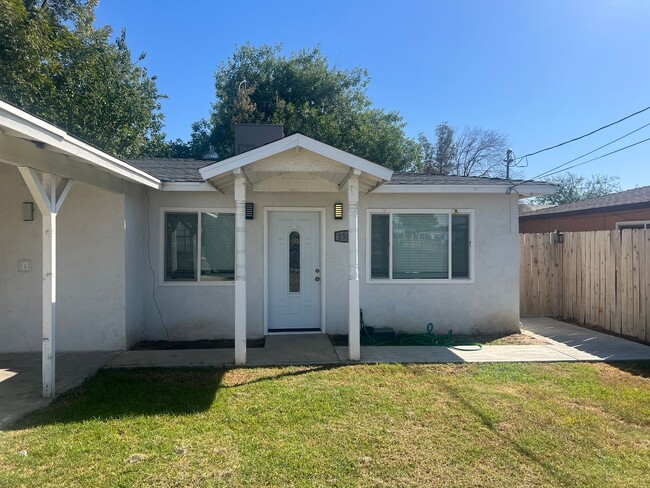 Building Photo - Charming 3 bedroom & 2 bath For Rent!