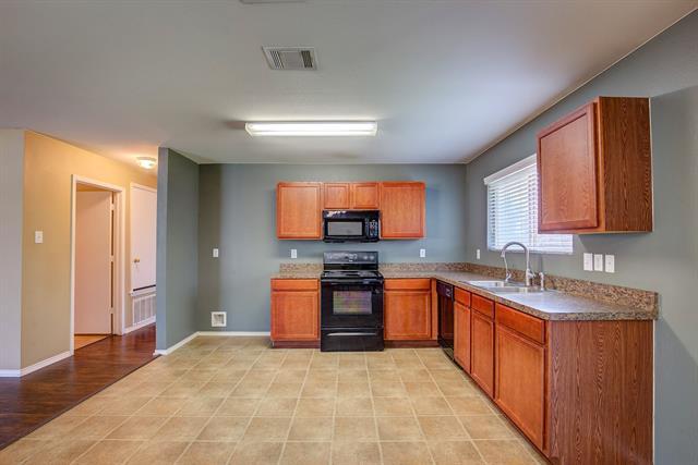 Building Photo - 7000 Sylvan Meadows Dr