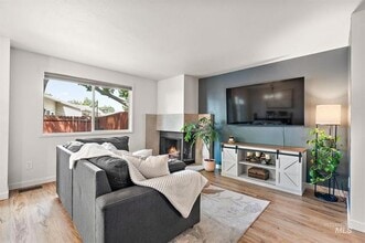 Building Photo - 529 S Beach St