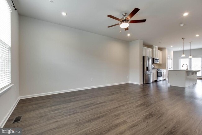 Building Photo - 7912 N Gladden Farm Way