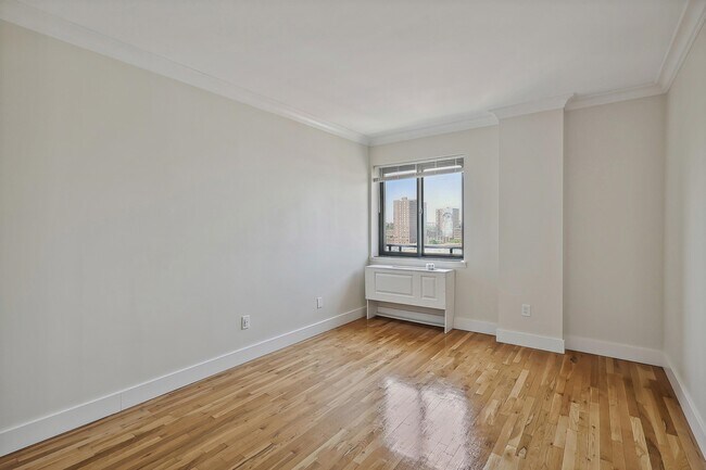 Building Photo - 205 10th St