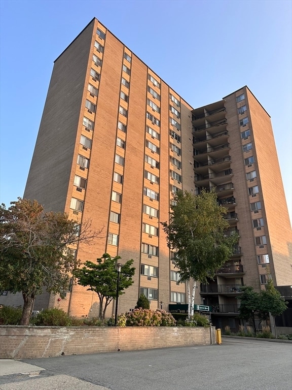 Building Photo - 1025 Hancock St