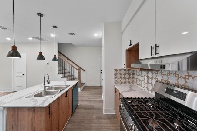Building Photo - 855 S Victory Dr