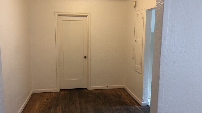 Building Photo - 813 NE A St