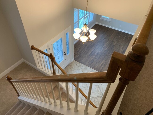 Building Photo - 5 Bed | 3.5 Bath House with Finished Basem...