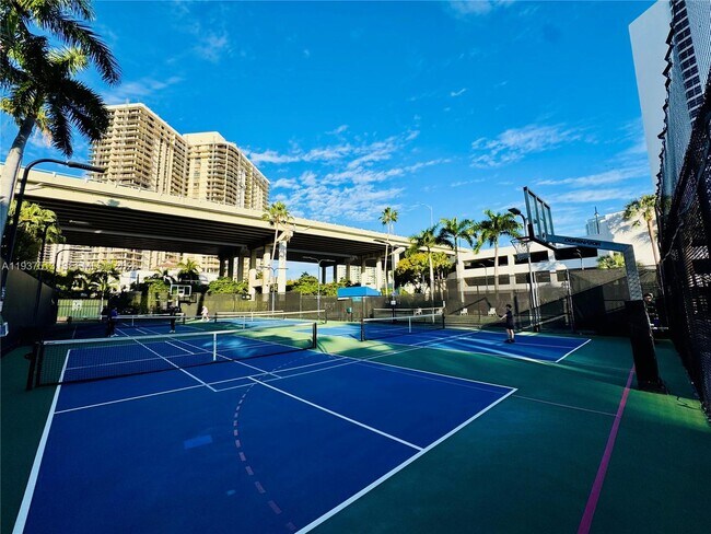 Building Photo - 3600 Mystic Pointe Dr