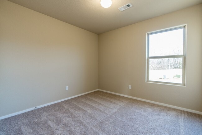 Building Photo - Beautiful 4 bedroom Home on Valley View Golf Course. HUGE Fenced Yard!