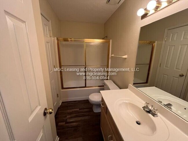 Building Photo - Charming Updated Living Near Historic Downtown Lee’s Summit!