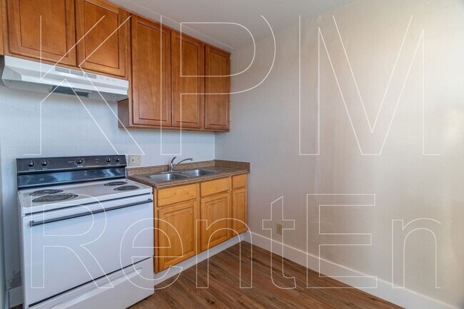 Building Photo - 121 E Lockeford St