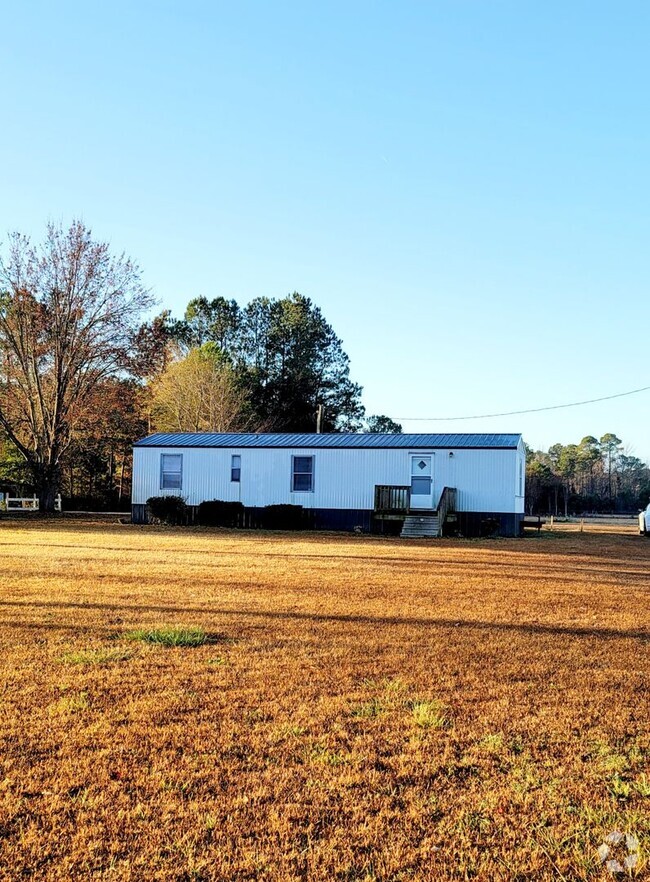 Building Photo - Country Living