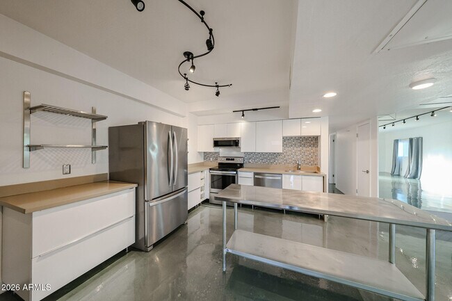 Building Photo - 353 E Thomas Rd