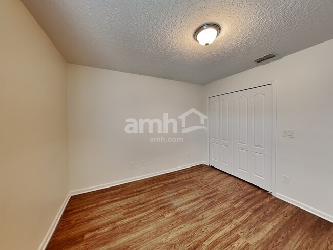 Building Photo - 985 Hyannis Port Dr