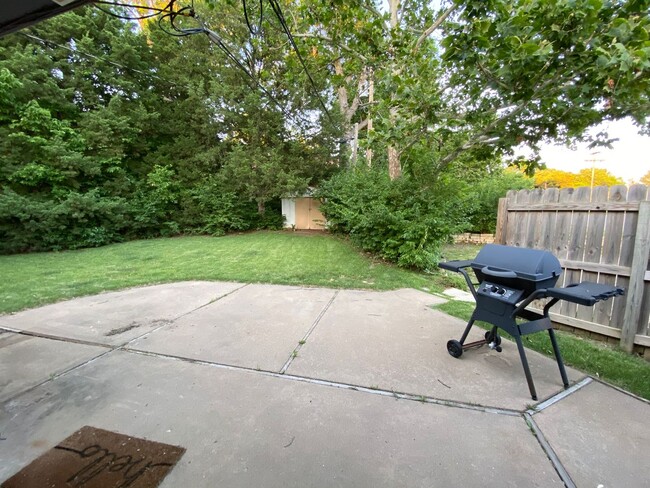 Building Photo - 1402/1404 Hillcrest Drive