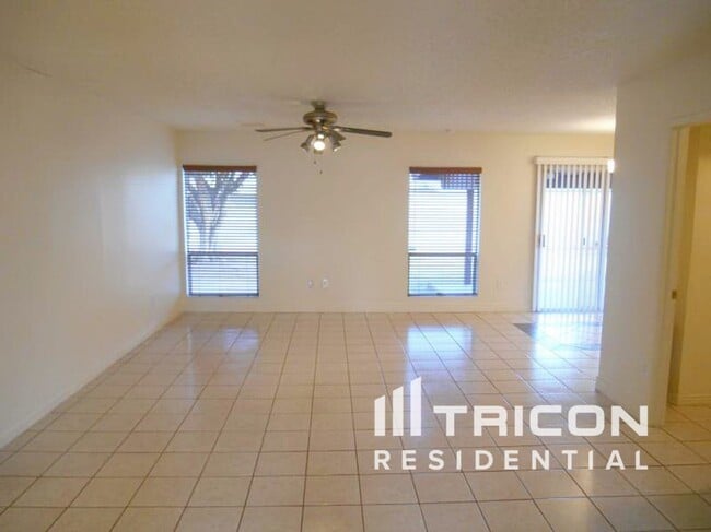 Building Photo - 1128 W Hermosa Dr