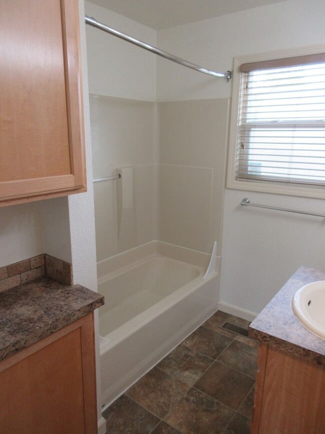 Building Photo - Three Bedroom Home in Keizer on corner lot