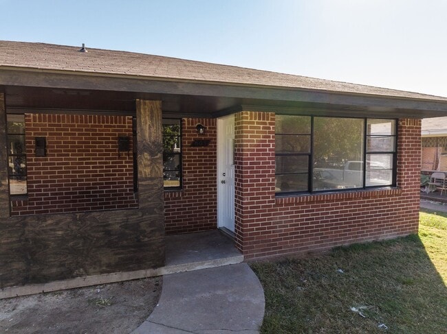Building Photo - SF-066-601 &amp; 603 South 16th Street Duplex