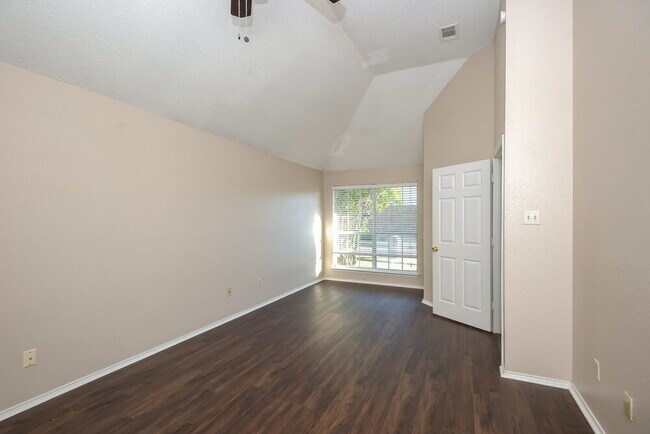 Building Photo - 2221 Baretta Dr