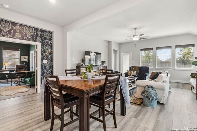 Building Photo - "Charming 3-Bedroom Home with 2 Full Baths and 1902 Sq Ft of Comfort in San Antonio!"