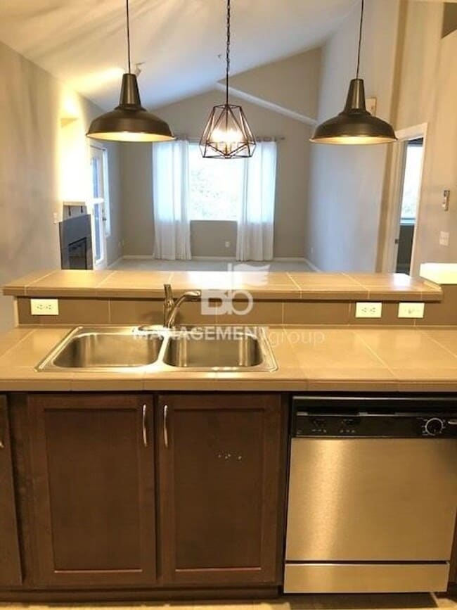 Building Photo - Light & Bright Timberland Condo in NW Portland MUST SEE!!! Garage Included