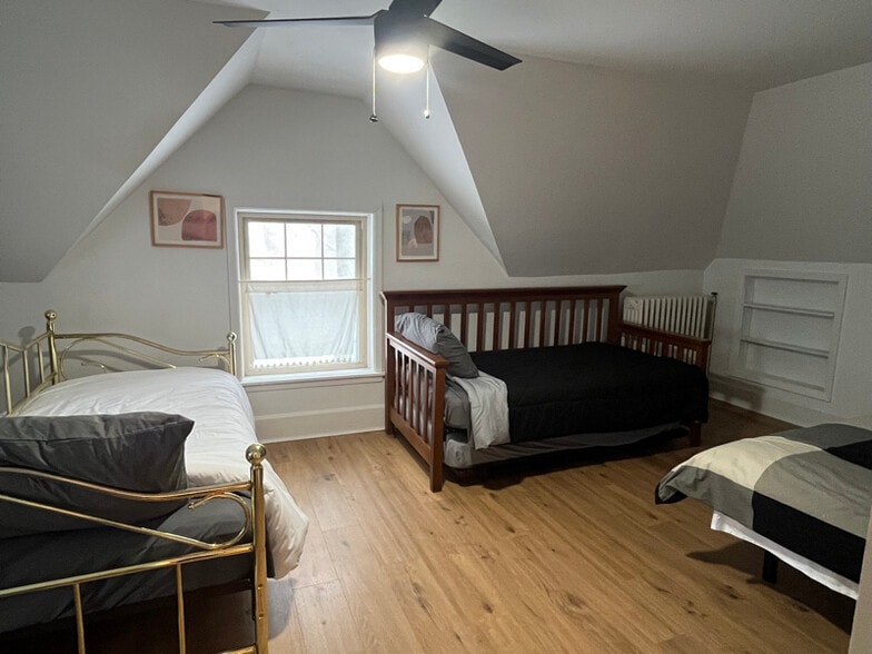 Building Photo - 811 Center St