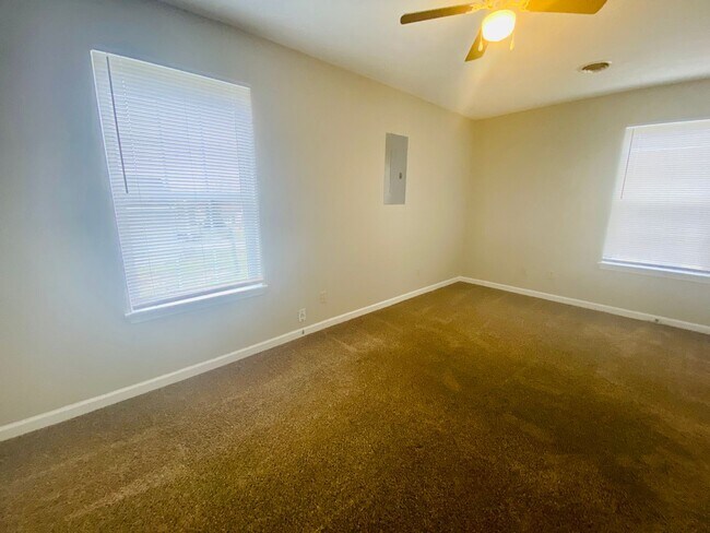 Building Photo - 3 Bed Home close to FT Campbell and I-24