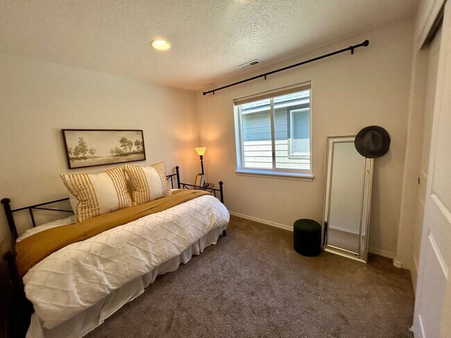 Building Photo - Town Access 2-bd Bungalow in Beautiful Sis...