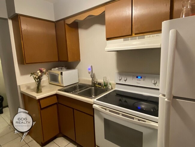 Building Photo - Clean Cozy Apts on Ruby!