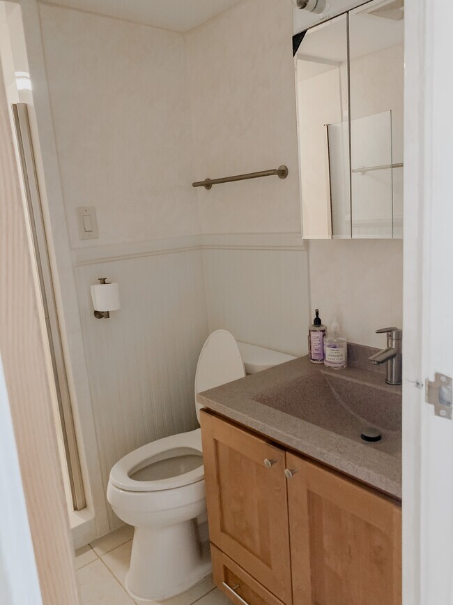 Building Photo - 1050 N Corona St