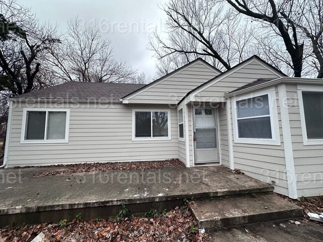 Primary Photo - $1300 - 4 bed 1 bath home - Single Family Home