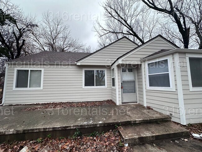Primary Photo - $1345 - 4 bed 1 bath home - Single Family ...