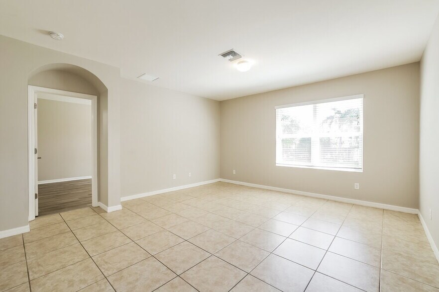 Building Photo - 21 SE 20th Pl