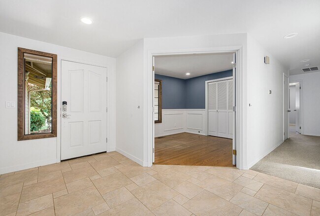 Building Photo - Spacious home in Lakemont Neighborhood!