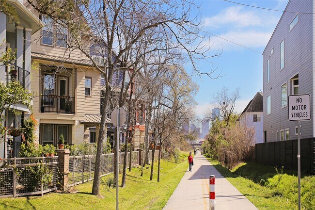 Building Photo - 213 W 26th St