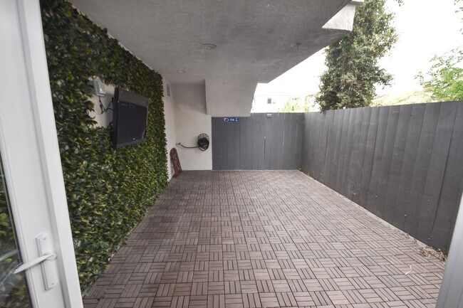 Building Photo - 215 Elm Ave