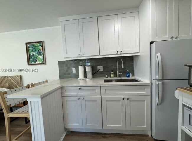 Building Photo - 914 N Ocean Breeze
