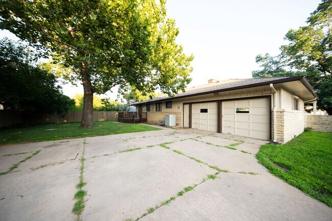 Building Photo - Mid-Century 3 Bedroom in Pine Valley Estates