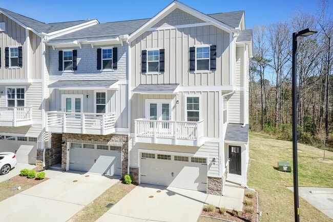 Building Photo - Four Bedroom Townhome!