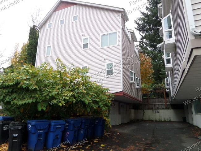 Building Photo - Great UPDATED Townhome in Super Convenient...