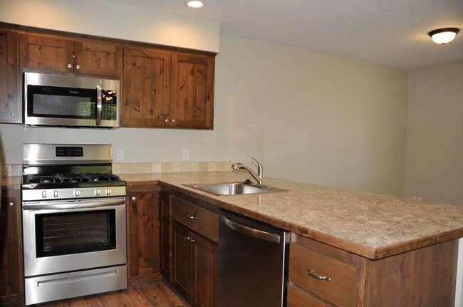 Building Photo - 3 bed 2.5 bath Townhouse