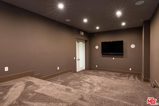 Building Photo - 312 S Palm Dr