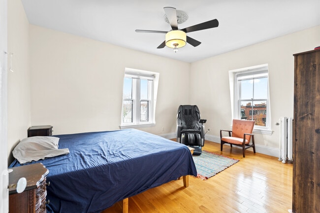 Master bedroom with king size bed - 34 Pine St