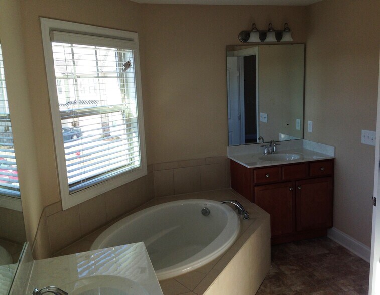 Building Photo - 7637 Weathered Oak Way